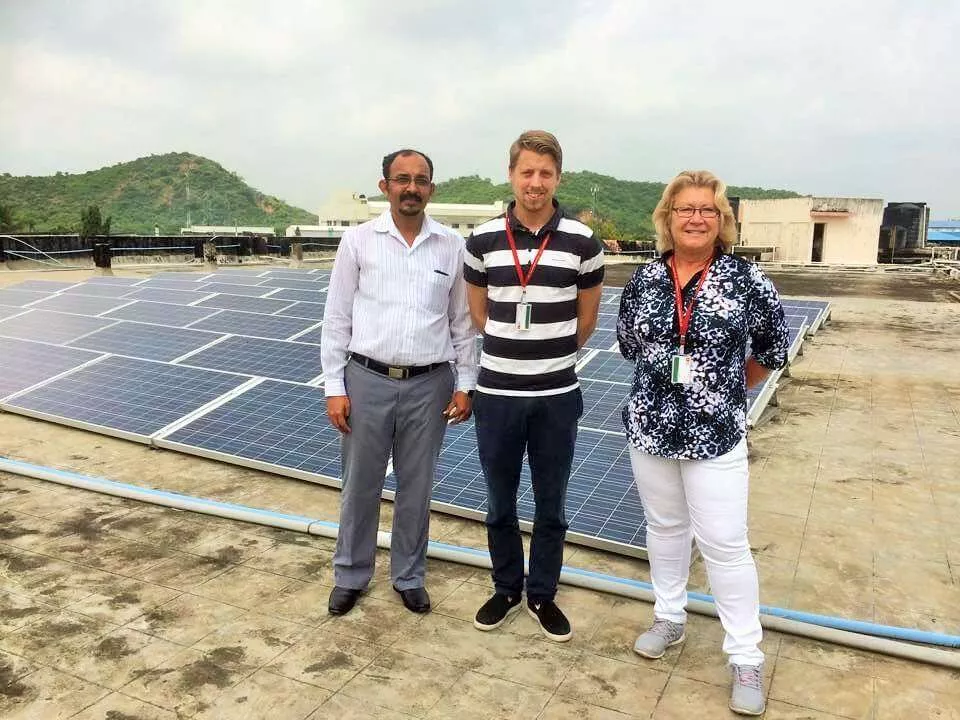 Blended outsourcingteam - Epicals konsulter tittar på solpanelerna